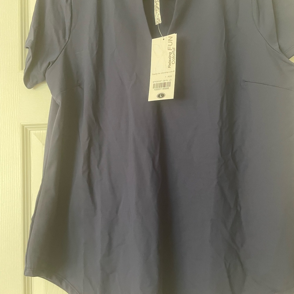 Lulu B black top. Size L. NWT